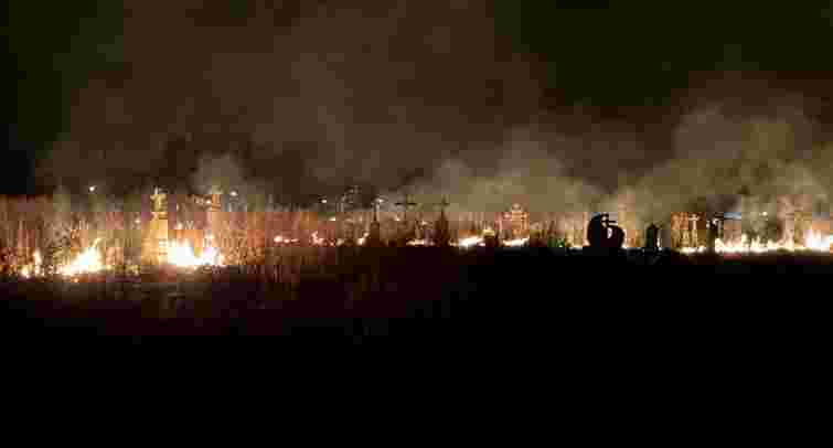 Через спалювання сухостою горів сільський цвинтар на Львівщині