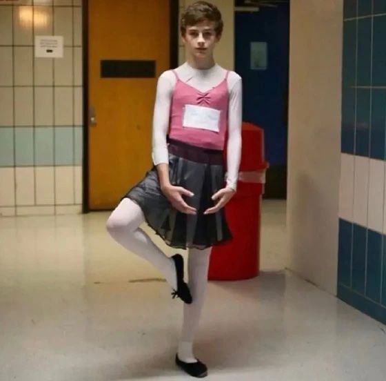 У мережі публікують дитячі фото Шаламе з його занять балетом