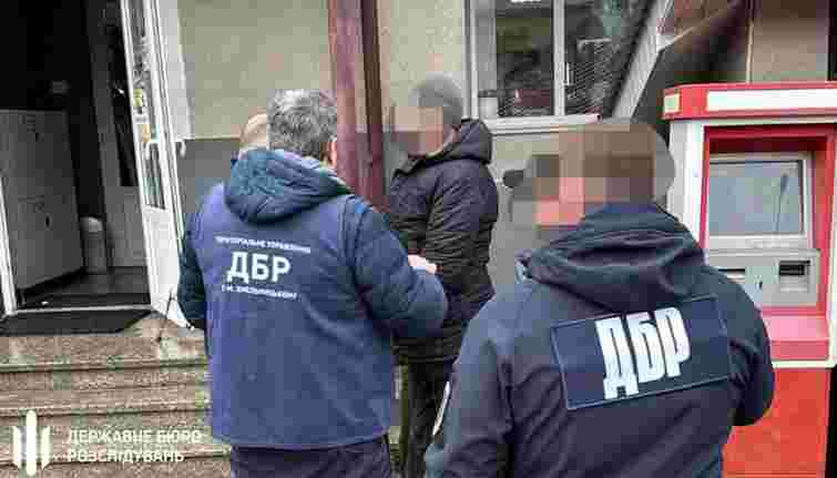 На Буковині військовий ТЦК за хабарі знімав чоловіків з розшуку