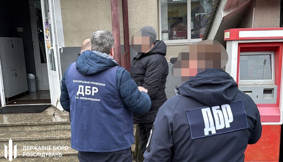 На Буковині військовий ТЦК за хабарі знімав чоловіків з розшуку