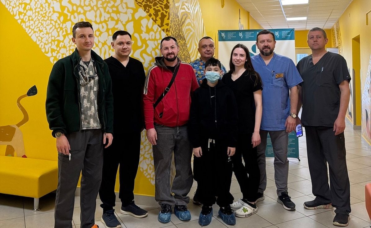 Команда спеціалістів Центру дитячої медицини, як апровела пересадк унирки підлітку