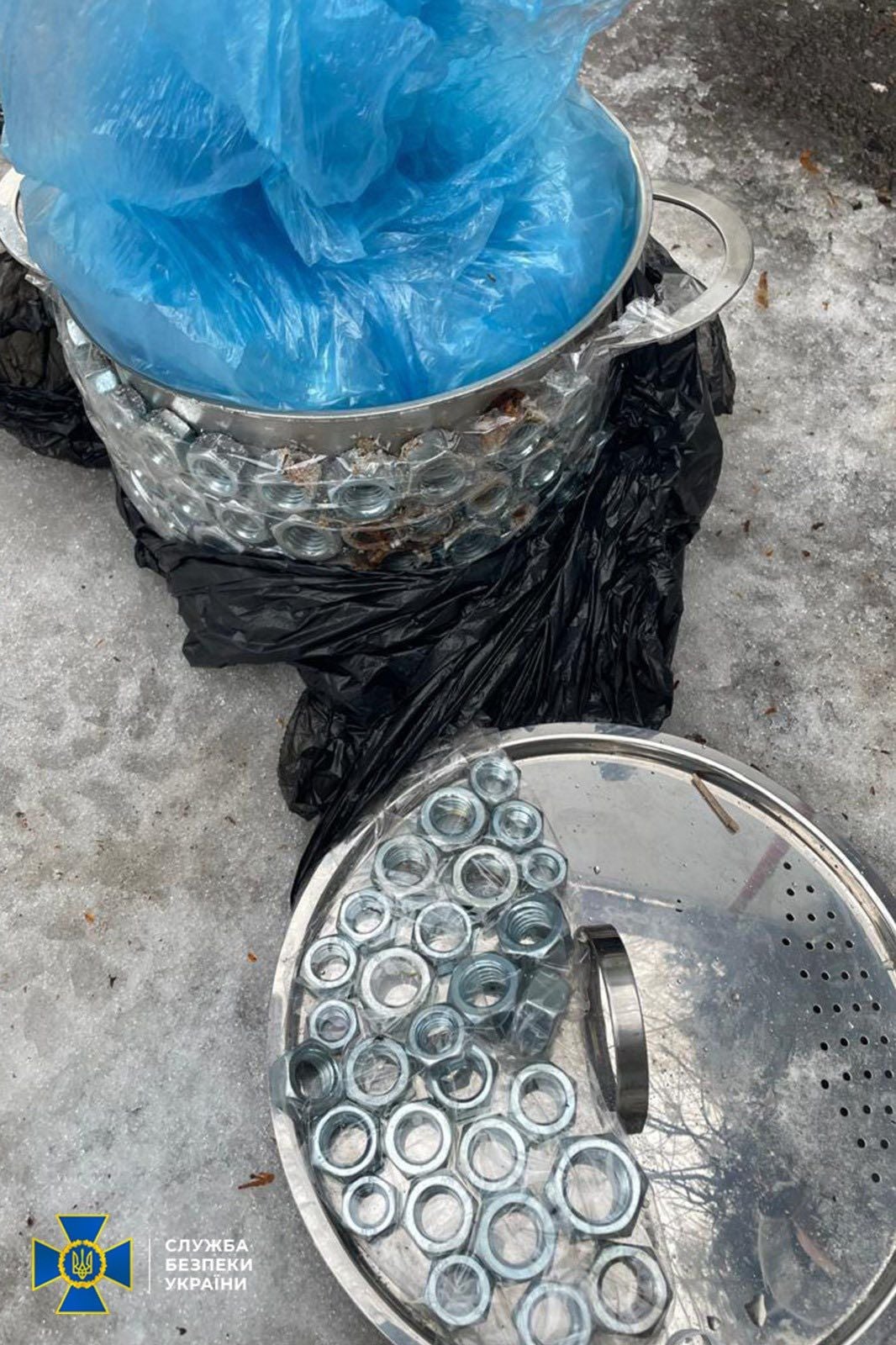 Підозрюваний замаскував бомбу в каструлі (фото СБУ)