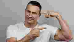 Численні нокаути, рекорди і романи з суперзірками