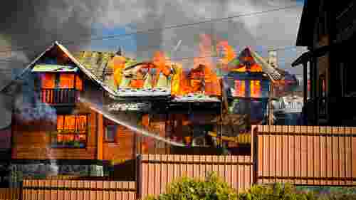 В масштабній пожежі в туристичному селі на Львівщини постраждали житло, магазин і церква