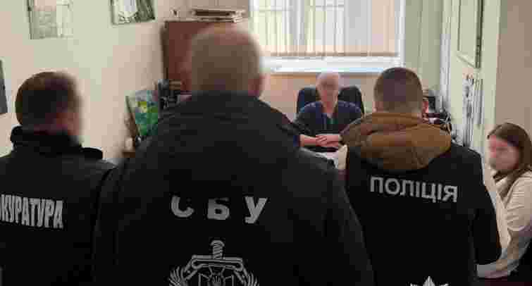 Завідувача відділення Університетської лікарні у Львові затримали на хабарі 600 доларів