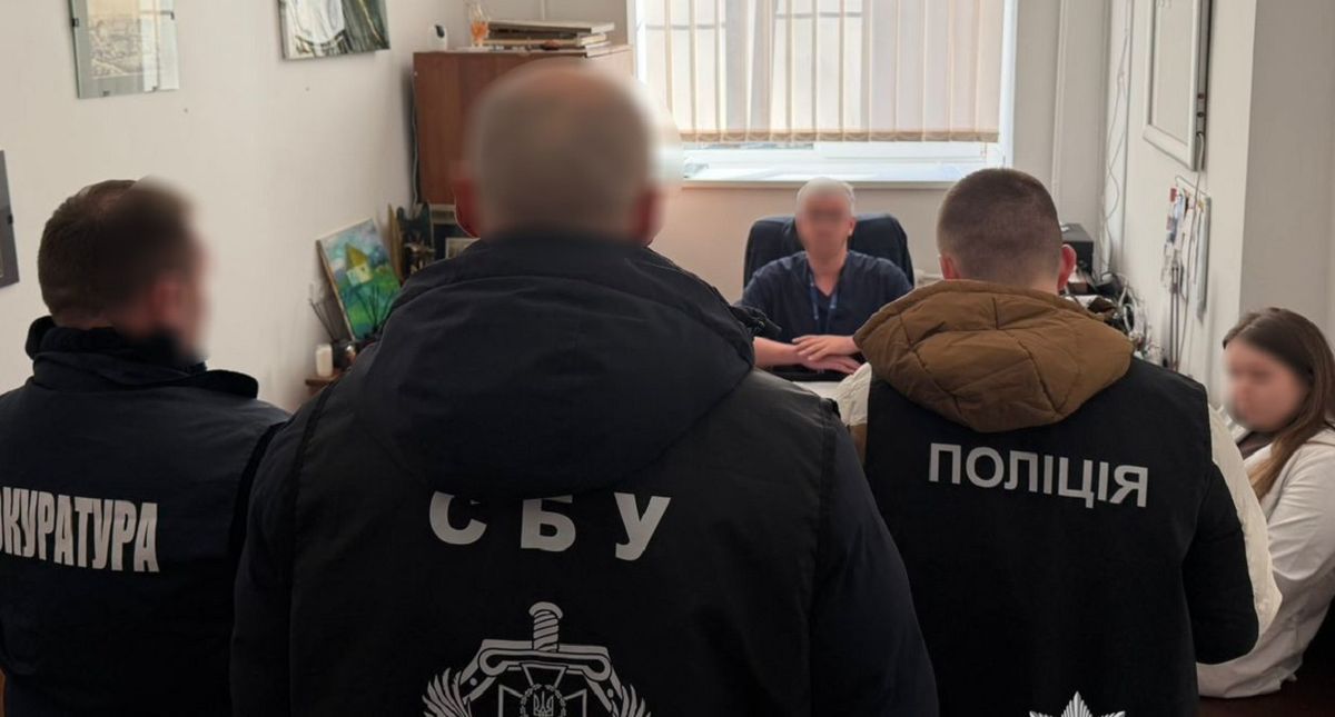 Завідувача відділення Університетської лікарні у Львові затримали на хабарі 600 доларів