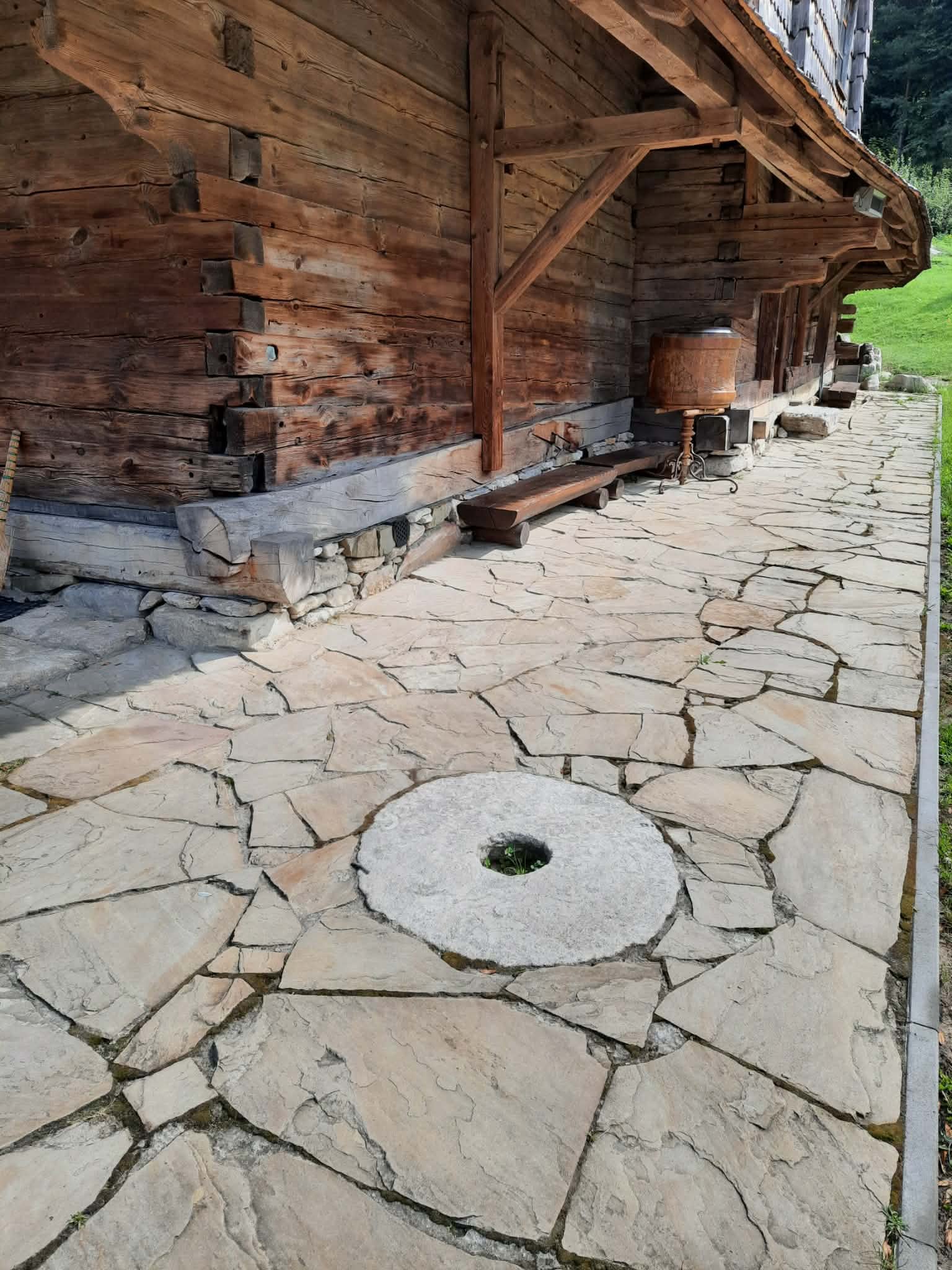 Жорно, вмуроване в підмостку церкви Святого Духа