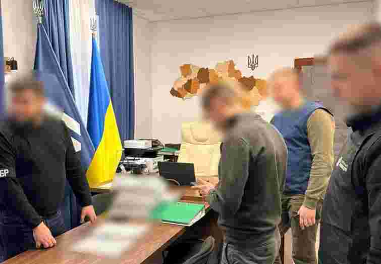 Ексочільника Рівненського обласного ТЦК підозрюють у переплаті 800 тис. грн на закупівлі авто 