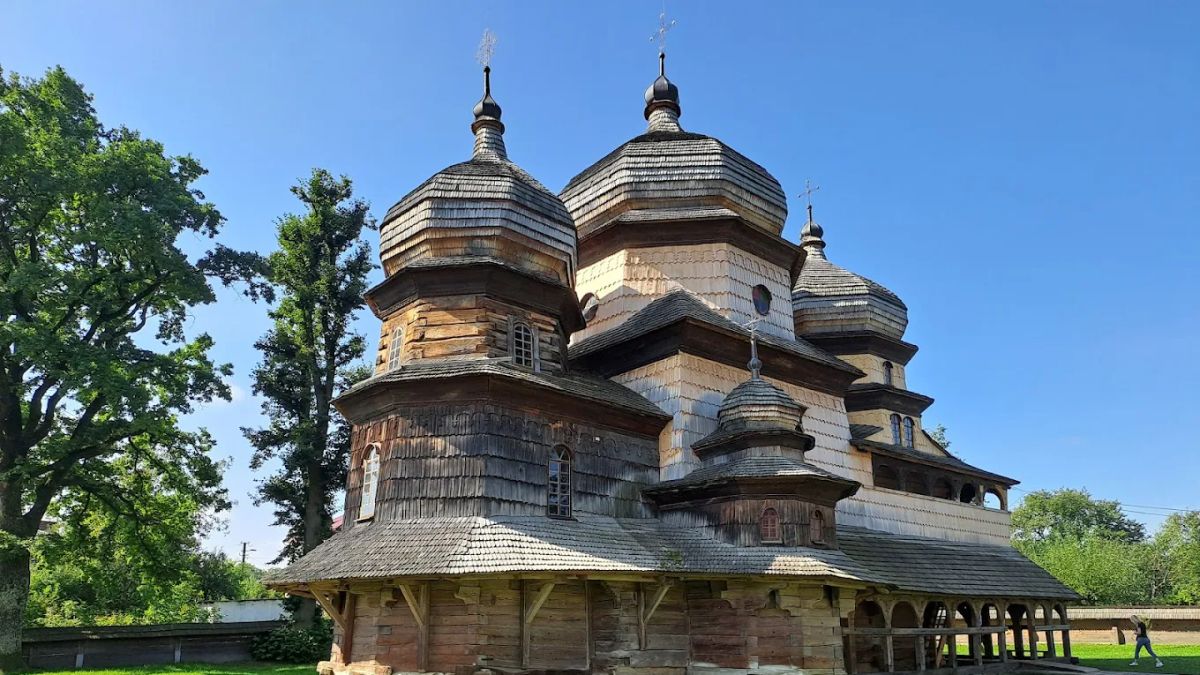 Неподалік деревʼяної церкви зі списку ЮНЕСКО у Дрогобичі виявили уламок ракети