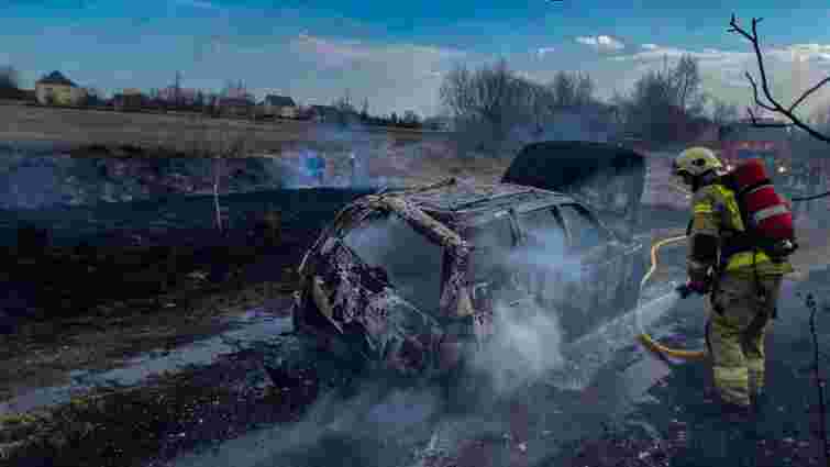 Через спалення сухостою на Львівщині згорів автомобіль