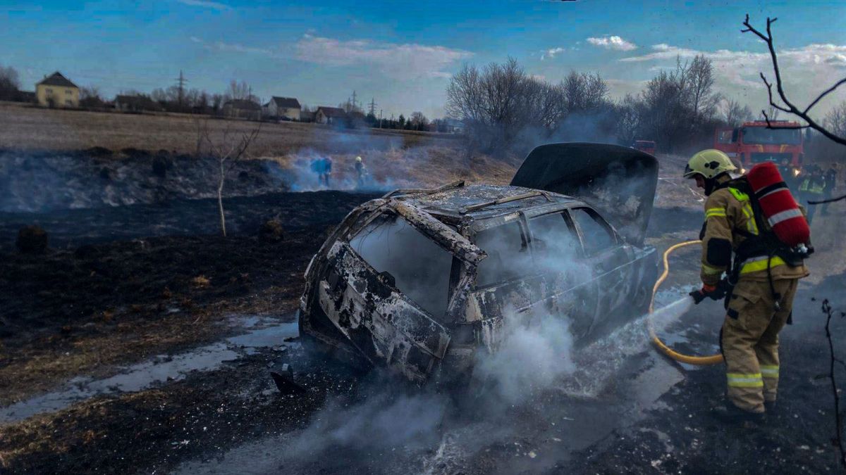 Через спалення сухостою на Львівщині згорів автомобіль