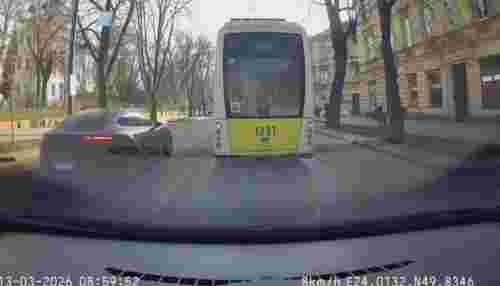 Львівська поліція знайшла водія Porsche, який об’їхав затор зустрічною смугою