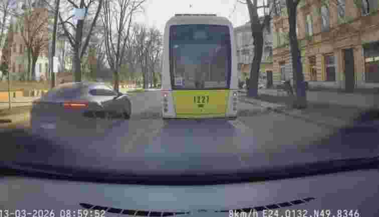 Львівська поліція знайшла водія Porsche, який об’їхав затор зустрічною смугою