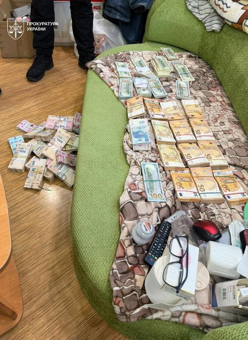 Знайдена готівка під час обшуків