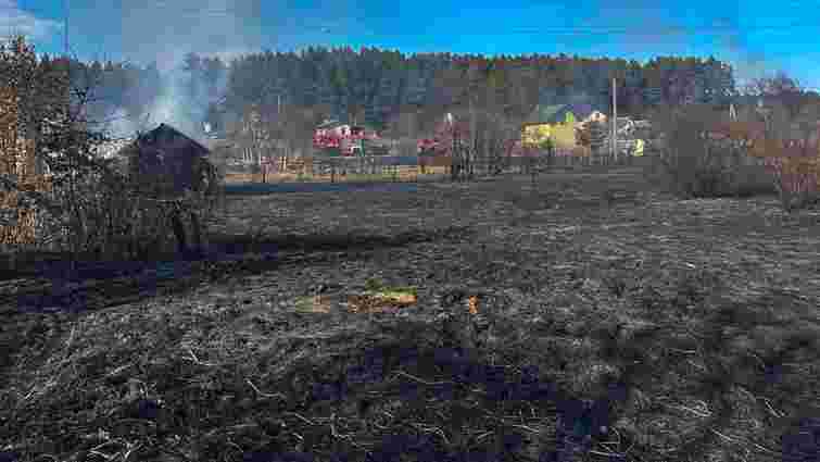 На Львівщині від спалювання сухостою ледь не загорілись житлові будинки