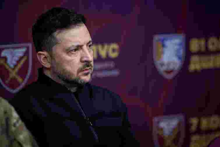 Зеленський заявив, що нардепам доведеться обирати між службою в парламенті та на фронті