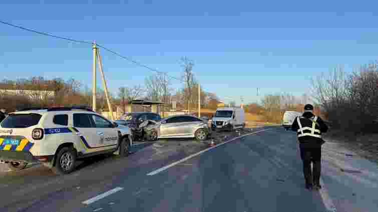 У масштабній ДТП біля Львова постраждали троє людей