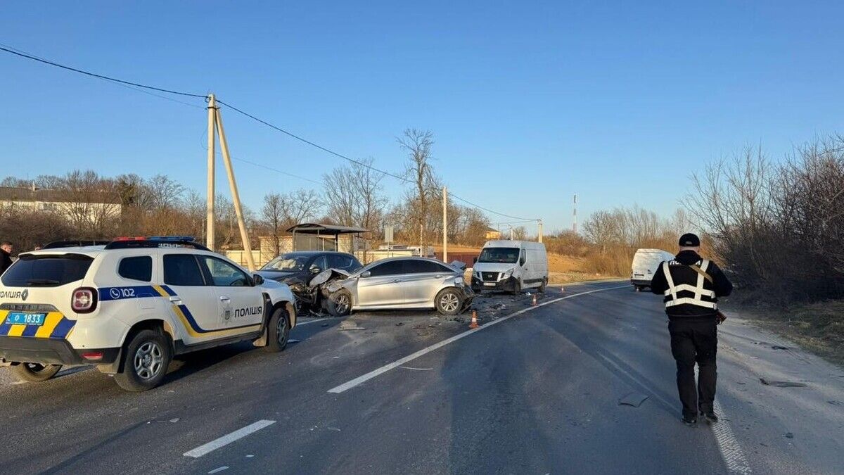 У масштабній ДТП біля Львова постраждали троє людей