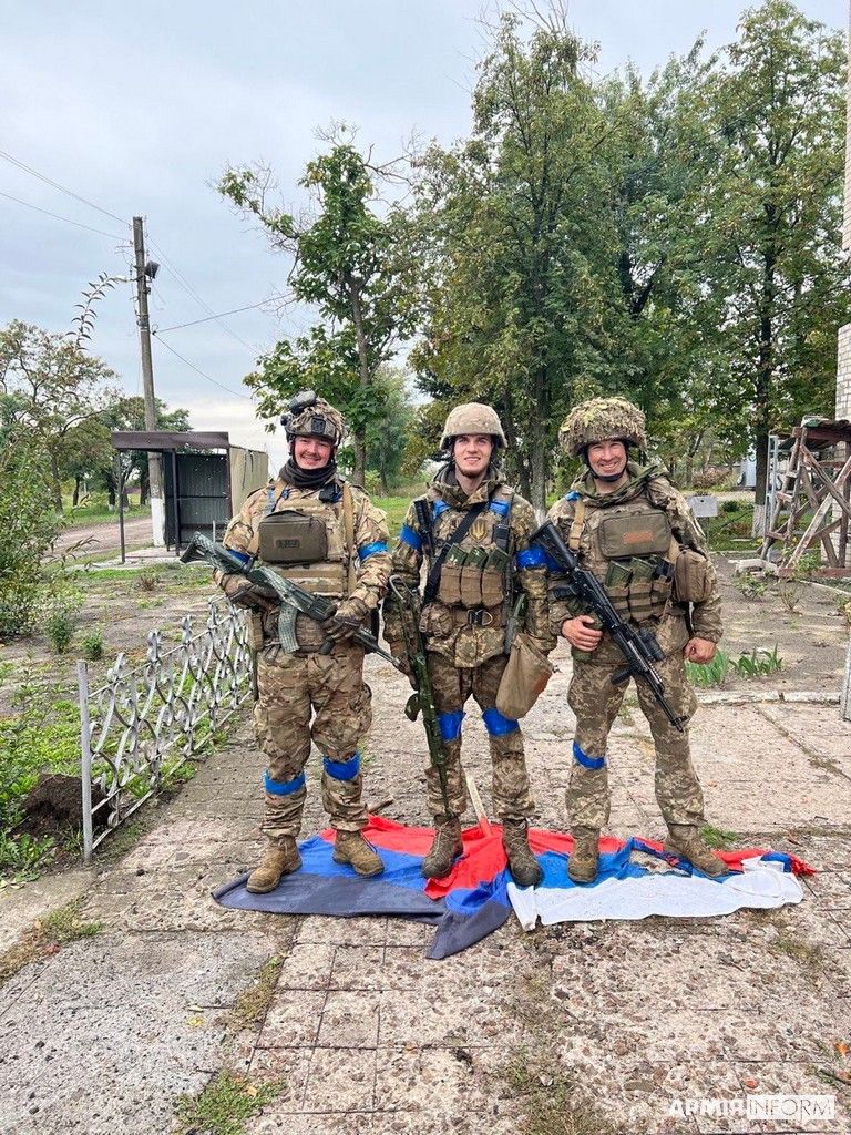 Олег Олива (посередині) під час служби в ДШВ (фото Армія.Inform)