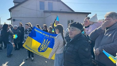 Військовий Назар Далецький повернувся додому після того, як його вважали загиблим. Фото дня