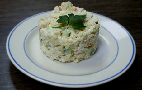 Морський салат з рибою, рисом і яйцями. Рецепт дня