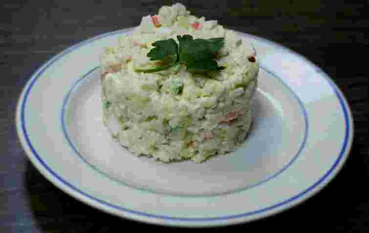 Морський салат з рибою, рисом і яйцями. Рецепт дня