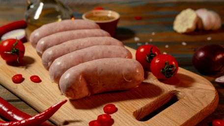 Все починається на етапі варіння: як легко зняти шкірку з сардельки