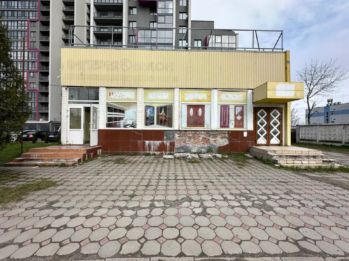 Закинутий павільйон на виїзді зі Львова продали за 5 млн грн