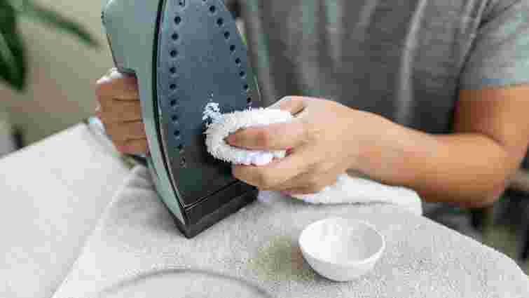 Праска більше не псуватиме одяг: звичайні ліки допоможуть почистити її від нагару 