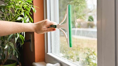Протримаються до Великодня: чим помити вікна, щоб вони довше залишалися чистими