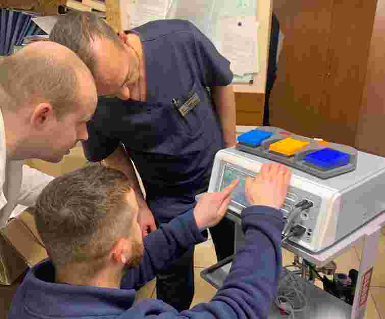 Благодійники передали Чернівцям електрохірургічний апарат для операцій на лімфовузлах та печінці