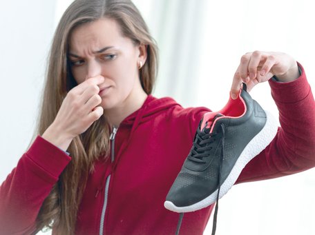 Неприємний запах із взуття зникне за ніч: 17 простих способів, які справді працюють