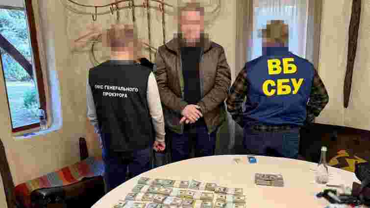 Двох високопосадовців СБУ затримали за отримання хабаря з бурштинового бізнесу