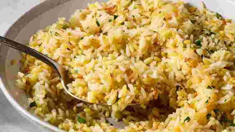 Холодною чи гарячою: якою водою заливати рис, щоб плов вийшов смачний і розсипчастий