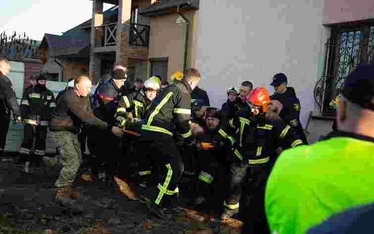 У селі біля Тернополя трьох рятувальників під час порятунку чоловіка з ями засипало земелю