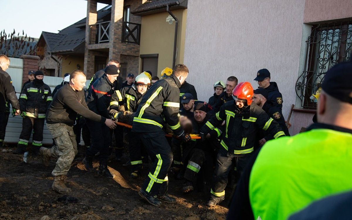У селі біля Тернополя трьох рятувальників під час порятунку чоловіка з ями засипало землею