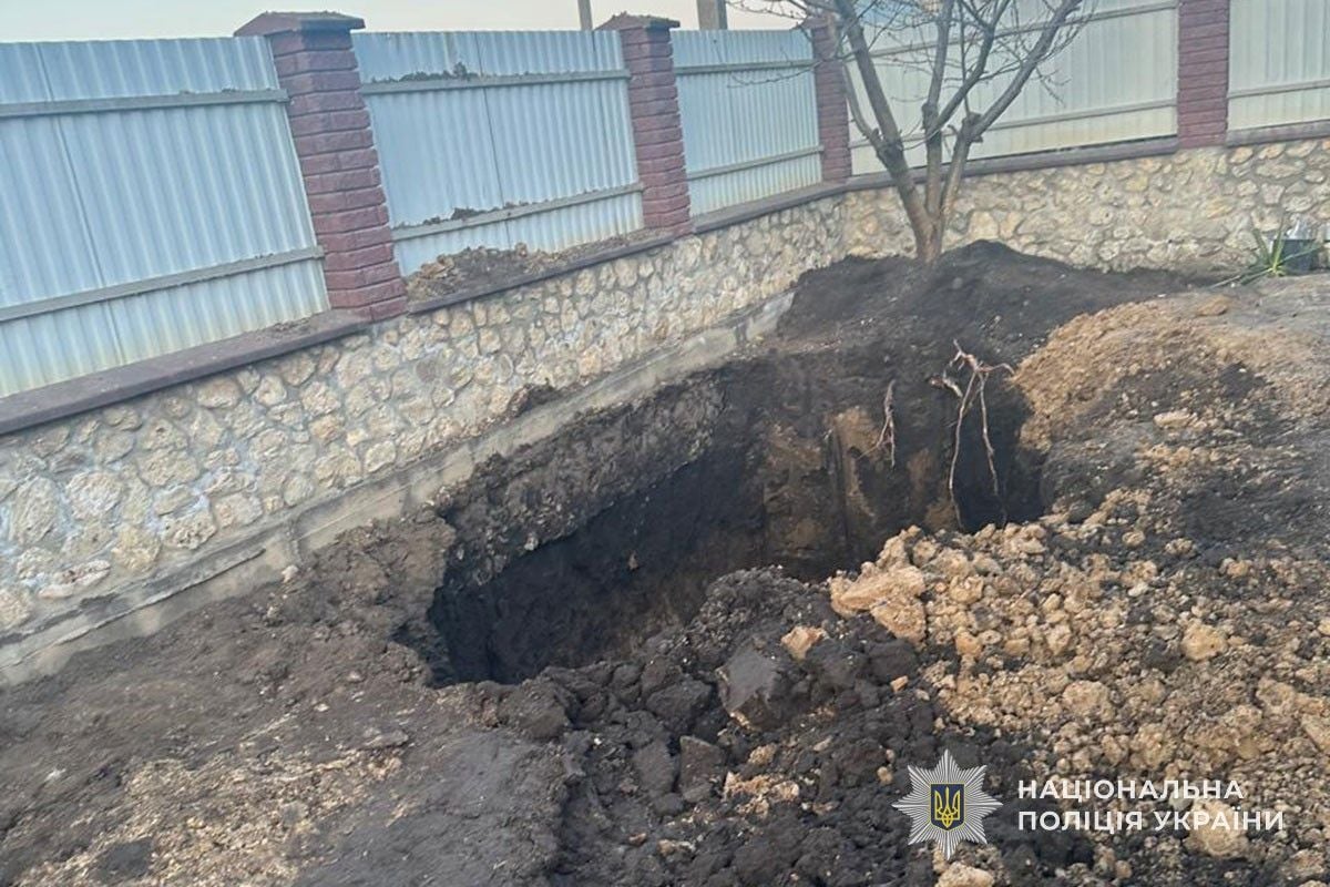 Чоловік копав траншею глибиною 4 метри