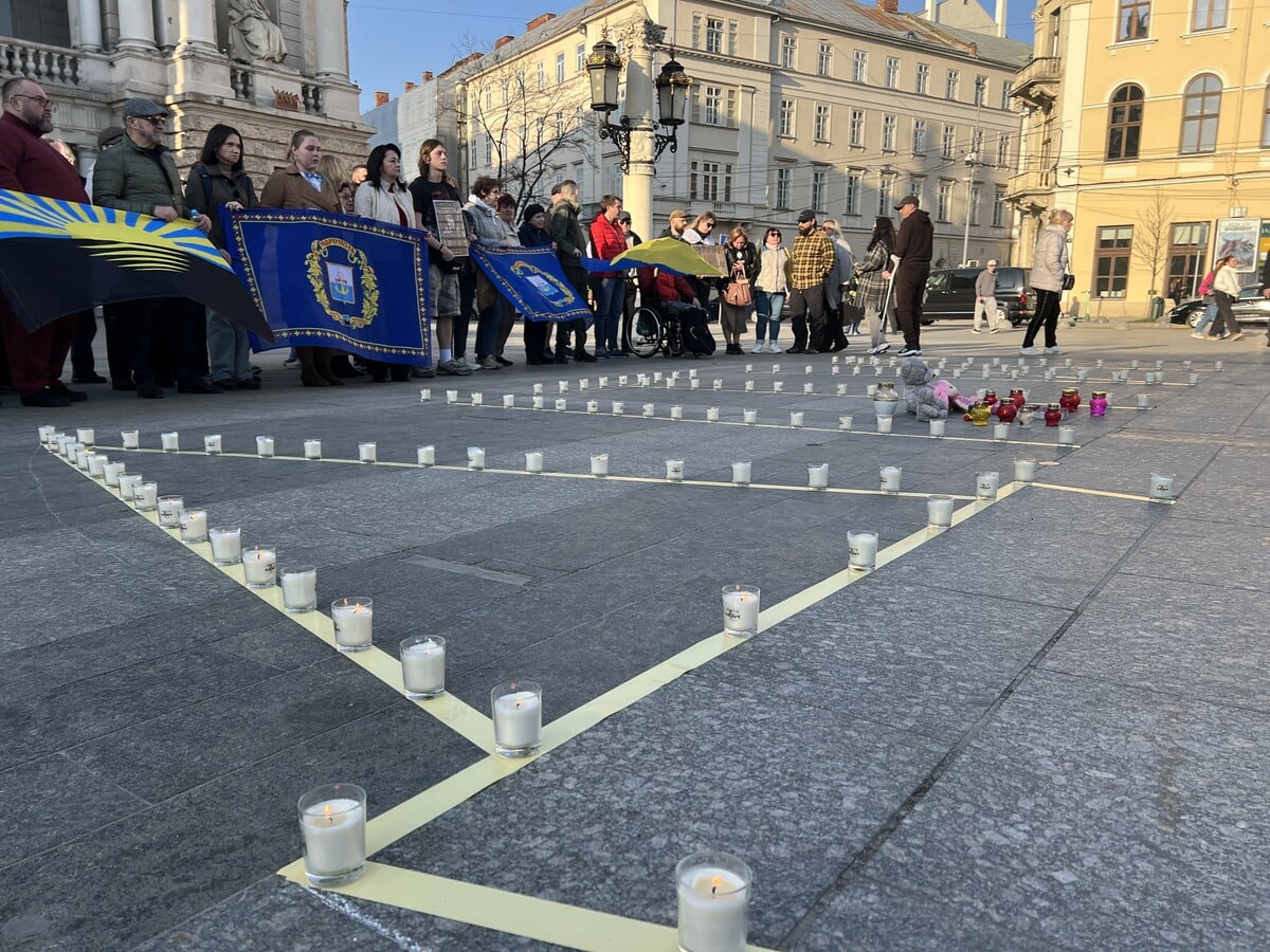 Перед Львівською оперою напис зробили зі свічок