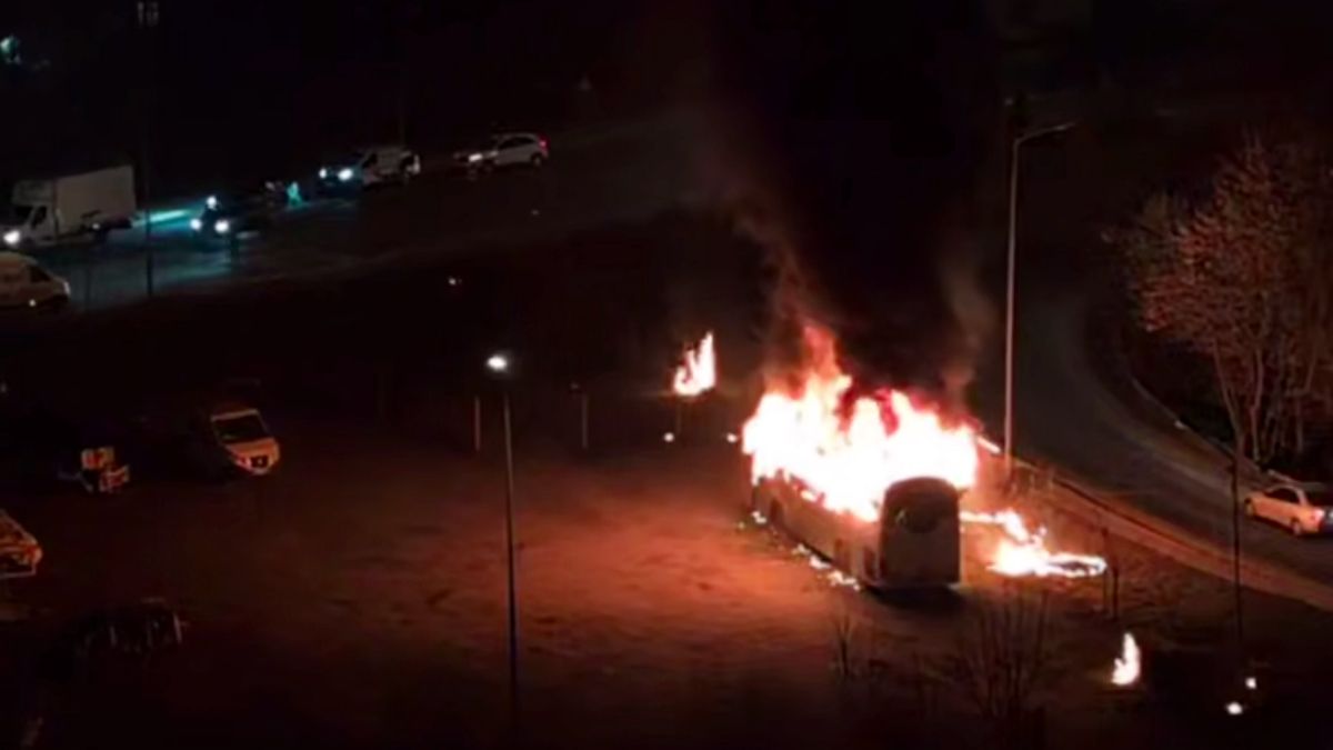 Біля Галицького перехрестя у Львові стався вибух і загорівся автобус