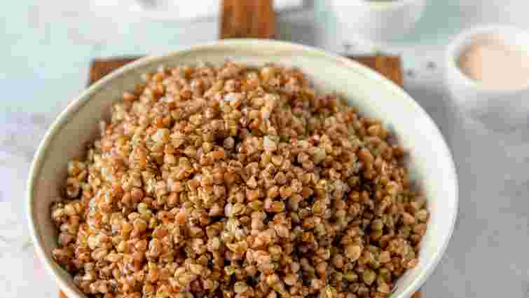 Холодна чи гаряча: в якій воді потрібно варити гречку для розсипчастої каші