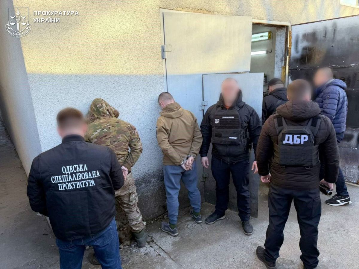 ДБР викрило військових, які перепродавали викрадену на фронті зброю