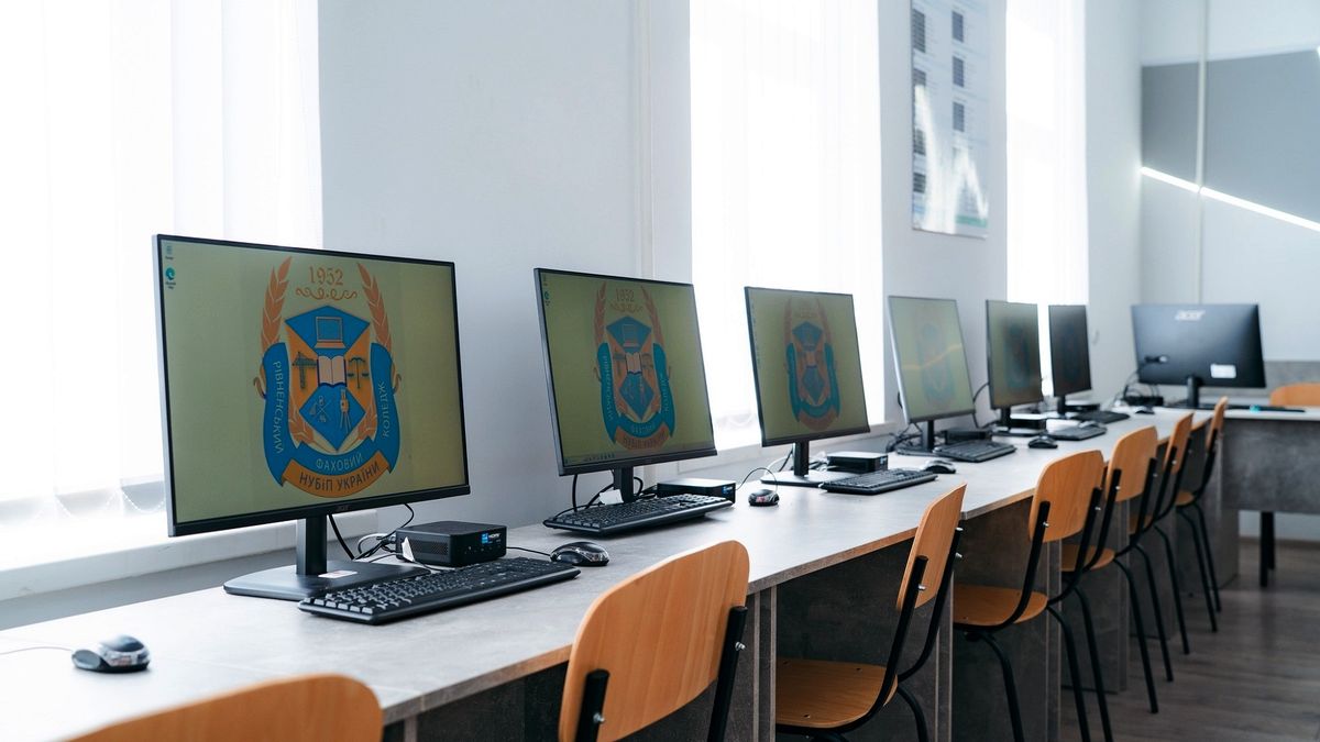 Японці подарують українським навчальним закладам 7000 одиниць техніки