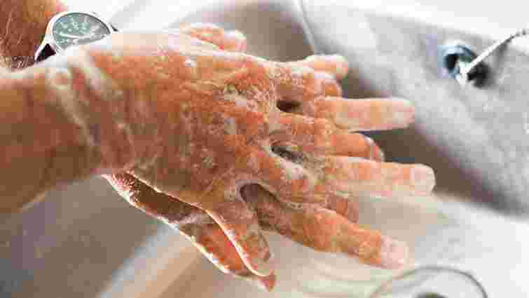 Тримається до двох днів: як позбутися запаху часнику на руках