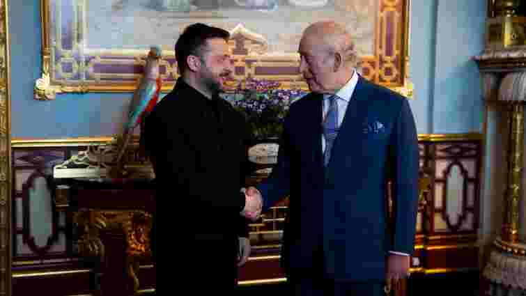 Зеленський подарував Чарльзу III iPad, який транслює перебіг боїв на фронті та повітряні атаки