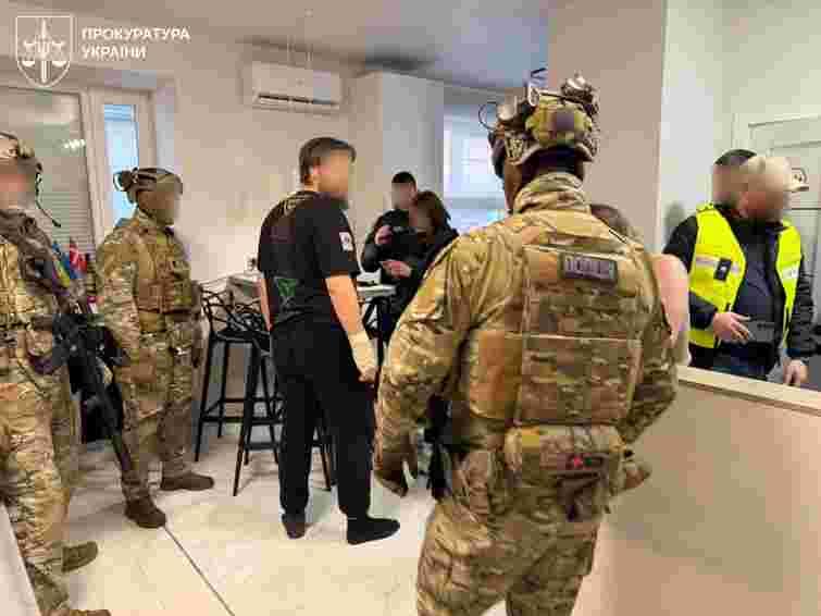 Організований двома франківцями шахрайський кол-центр ошукував латвійців під виглядом поліції