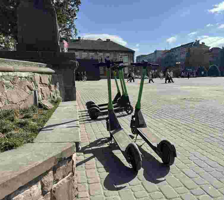 У центрі Тернополя заборонили їздити на електросамокатах та мопедах