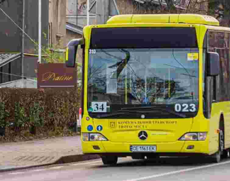 Чоловік у балаклаві побив контролерок тролейбусного управління в Чернівцях