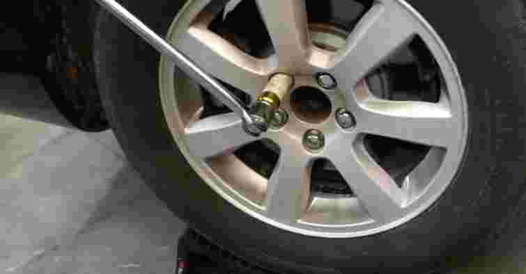 Пробило колесо, а запаски немає: як діяти на дорозі