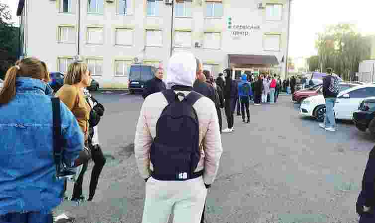 Посереднику сервісного центру МВС у Львові присудили два роки тюрми