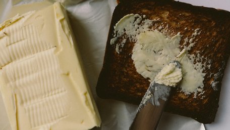 Більше не проблема: простий і швидкий спосіб намазати мерзле масло на хліб